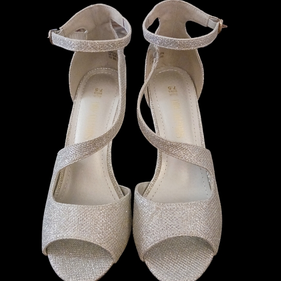 Dream Pairs silver shiney heels.  Womens. Size 7.5 - Picture 2 of 12